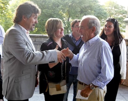 El secretario general de EA, Pello Urizar, saluda a Carlos Garaikoetxea.