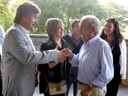 El secretario general de EA, Pello Urizar, saluda a Carlos Garaikoetxea.