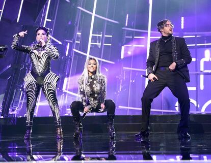 Las reguetoneras Ivy Queen, Nesi y Bad Bunny interpretan 'Yo Perreo Sola', en la entrega de los premios Billboard 2020 en Hollywood.