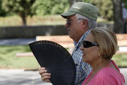 Una pareja pasea por el Puente de Toledo, en la zona del parque de Madrid Río (Madrid).