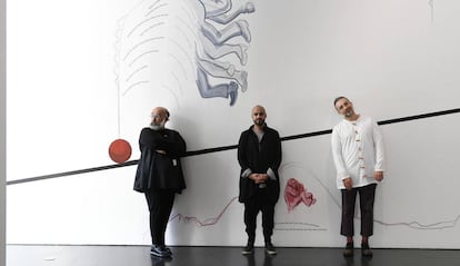 Los tres artistas ganadores del premio Han Nefkens de este año, ante una de las piezas que exponen en el Macba.