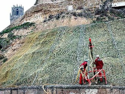 Una red junto a la Seu Vella para evitar desprendimientos