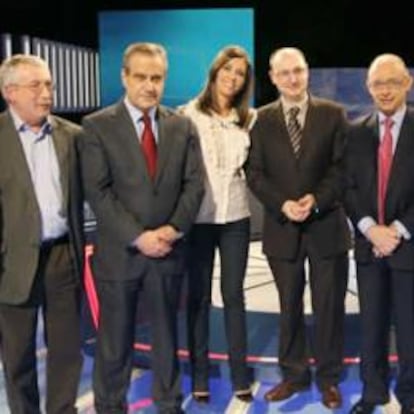 El director de los Servicios Informativos de TVE, Fran Llorente (4d) junto a la presentadora Ana Pastor (4i), que moderó esta noche un debate sobre la crisis económica en el programa de TVE-1 "59 segundos"