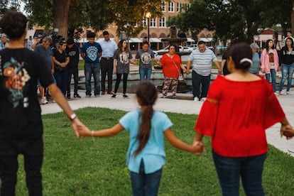 En una nueva tragedia que ha conmocionado a Estados Unidos, un joven de 18 años irrumpió en la escuela primaria Robb, en Uvalde, Texas, y asesinó a 19 niños y dos profesoras.