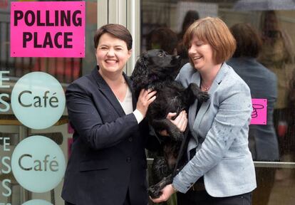 Ruth Davidson (izquierda), junto a su prometida, Jen Wilson, y el perro de la pareja, Mister Wilson, después de votar el jueves en Edimburgo.