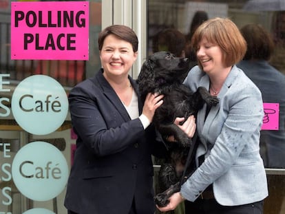 Ruth Davidson (izquierda), junto a su prometida, Jen Wilson, y el perro de la pareja, Mister Wilson, después de votar el jueves en Edimburgo.