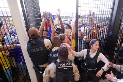 Policías en. la puerta del estadio Hard Rock intentan frenar el ingreso de los aficionados sin boletos. 