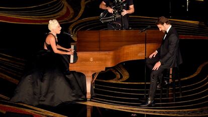 Lady Gaga y Bradley Cooper interpretan el tema 'Shallow' del largometraje 'Ha nacido una estrella'.