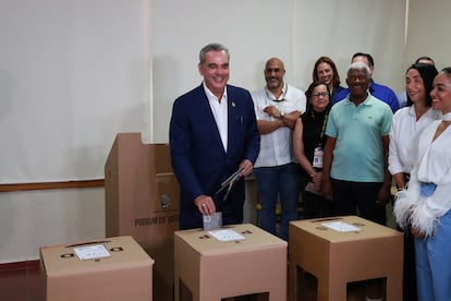 Luis Abinader vota en la elección de este 19 de mayo en Santo Domingo (República Dominicana).