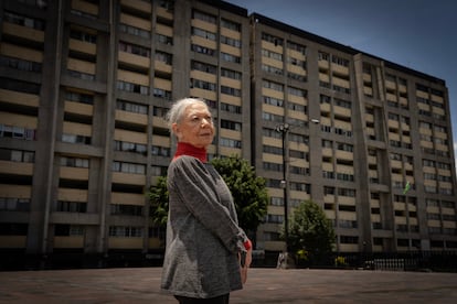 Luisa Huertas, frente al edificio Chihuahua de Tlatelolco, en Ciudad de México, el 1 de julio de 2025.