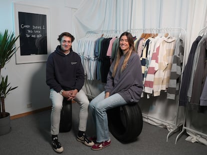 Pablo y Nela Cotero, fundadores de la marca Troppo, en su estudio de Fuente el Fresno en Madrid, en febrero de 2023.