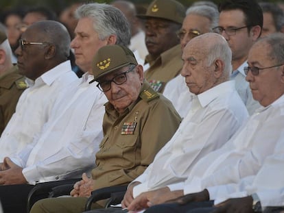 El presidente Miguel Díaz-Canel, segundo desde la izquierda, y Rául Castro, durante los actos de celebración del aniversario de la revolución cubana.  