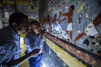 Mohamed Mujahid, jefe del equipo que ha descubierto la tumba del antiguo noble egipcio 'Khewi' que data de la quinta dinastía (2494-2345 aC), inspecciona los muros del interior de la necrópolis de Saqqara, a de 35 kilómetros al sur de El Cairo.