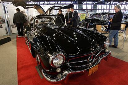 Algunos de los coches expuestos en Retromóvil, en el Pabellón de Cristal de la Casa de Campo.