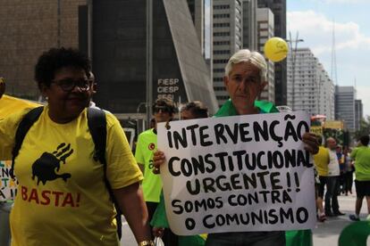 Manifestante pede a volta da ditadura durante protesto em S&atilde;o Paulo. 