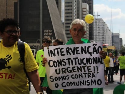 Manifestante pede a volta da ditadura durante protesto em S&atilde;o Paulo. 