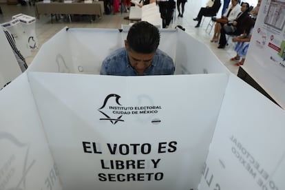 Una persona participa en un simulacro de la elección del Poder Judicial en Ciudad de México, el 20 de mayo.