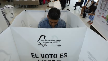 Una persona participa en un simulacro de la elección del Poder Judicial en Ciudad de México, el 20 de mayo.