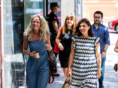 Montserrat Mínguez y Esther Peña, este viernes a su llegada a la sede del PSOE, en Madrid.