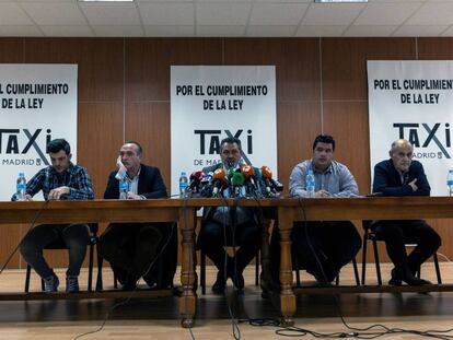 Los representantes sindicales de los taxistas, durante la rueda de prensa que han ofrecido este viernes.