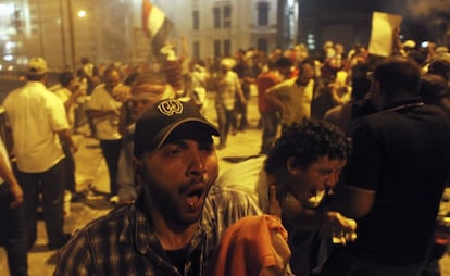 Manifestantes durante los enfrentamientos con la policía egipcia en El Cairo, 15 de julio de 2013. Las autoridades, por el momento, solo han confirmado que hubo diecinueve heridos en Ramsés y dos en disturbios en Giza.
