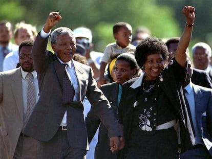 Tras pasar casi tres décadas en prisión, Nelson Mandela sale de la cárcel el 11 de febrero de 1990. En la imagen momentos después de ser un ciudadano libre con su mujer Winnie, de la que posteriormente se separó.