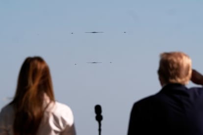 Trump saluda, junto a su esposa Melania, a los cazas B-2 que sobrevolaron Washington el viernes pasado, Día de la Independencia.