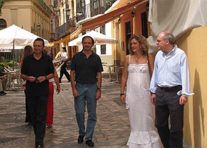 Rogelio López Cuenca, Antonio Soler, Esperanza Peláez y Justo Navarro pasean por el centro de Málaga.