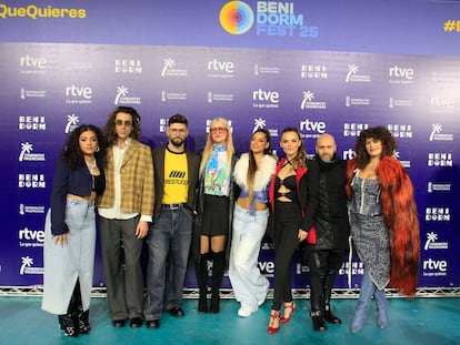 Los ocho finalistas del Benidorm Fest 2025 posan este viernes, momentos antes del sorteo del orden de actuación de la final del certamen.