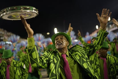 Intérpretes de la escuela Mangueira durante su actuación en la segunda noche del Carnaval de Río de Janeiro.