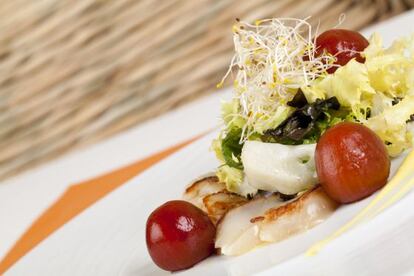 Ensalada de peregrinas salteadas y yogur de azafrán.