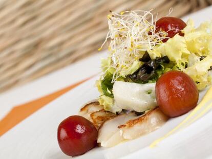 Ensalada de peregrinas salteadas y yogur de azafrán.