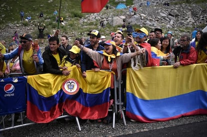 Aficionados colombianos durante la etapa entre las localidades de Albertville y Val Thorens.