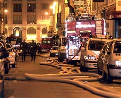 Los bomberos han logrado controlar el fuego pasadas las cuatro de la madrugada.