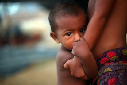 El drama de la huída de Myammar que están viviendo los rohingya tiene rostro de niño. Son cientos los que están huyendo perseguidos. Esta galería lo muestra. Un niño refugiado y su hermano en el campo de refugiados de Palong Khali, cerca de Cox's Bazar, en Bangladés.