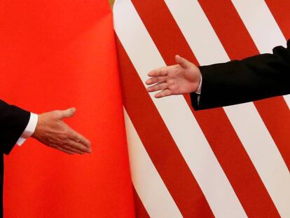 Los presidentes de EE UU y China, Donald Trump y Xi Jinping, a punto de estrechar sus manos en una cumbre entre ambos pa&iacute;ses, celebrada en noviembre de 2017.