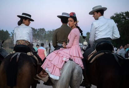 Peregrinos montan sus caballos camino al santuario de El Rocío, el sábado 4 de junio. Miles de devotos convergen en el santuario y sus alrededores.