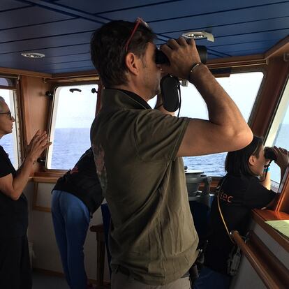 28 de mayo Ejercicios de vigilancia con prismáticos desde el puente de mando del Geo Barents. Fot ode Elvira Palomo