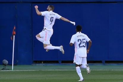 Benzema celebra su gol contra el Levante en el estadio de la Cerámica este domingo