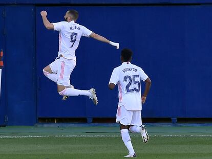 Benzema celebra su gol contra el Levante en el estadio de la Cerámica este domingo