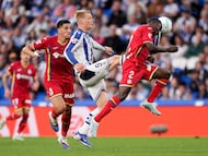 Djené y Óskarsson luchan por el balón.