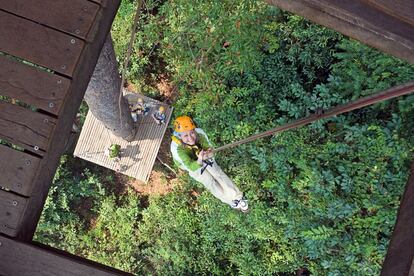 La ruta 'Flight of the Gibbons' es una forma original para disfrutar de la impresionante jungla tailandesa, cerca de Chiang Mai. Un circuito de 33 plataformas situadas en las copas de los árboles que concede una perspectiva similar a la de algunas de las especies que habitan en ella, como los monos gibones.