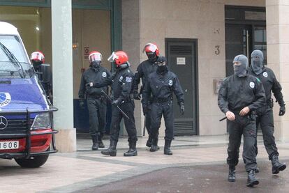 Agentes de la Ertzaintza, durante la operación policial del pasado martes contra ETA en Hernani.