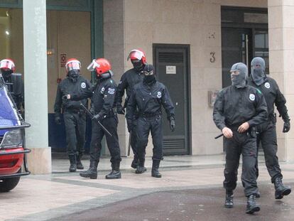 Agentes de la Ertzaintza, durante la operación policial del pasado martes contra ETA en Hernani.