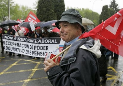 Concentración de un grupo de jubilados y pensionistas delante de la Xunta de Galicia