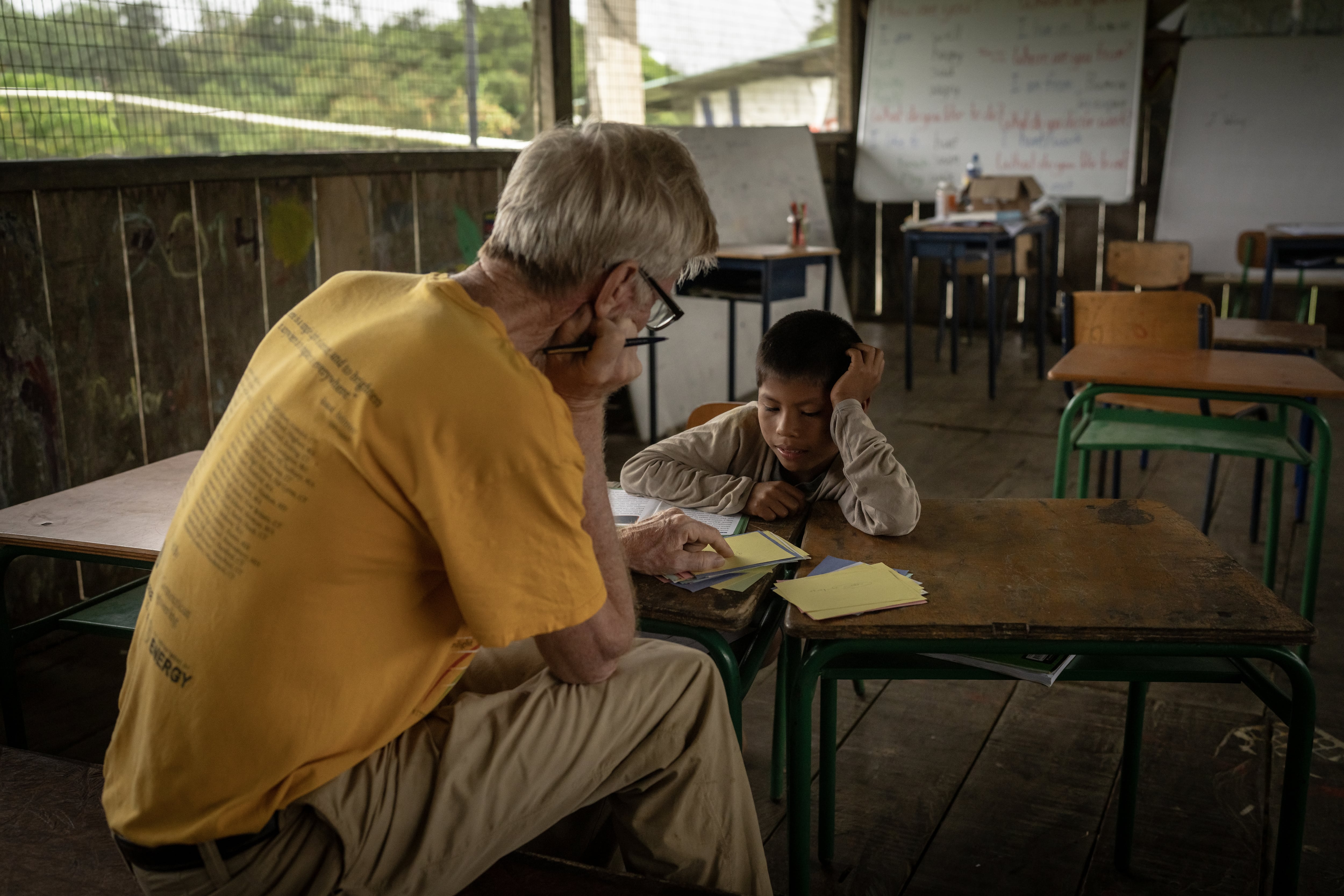 Un niño y su maestro en una escuela construida con la ayuda de Amazon Frontlines el 24 de febrero de 2025 en la Región Amazónica, Ecuador.