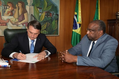 El presidente Jair Bolsonaro firma el nombramiento de Carlos Alberto Decotelli, exministro de Educación de Brasil.