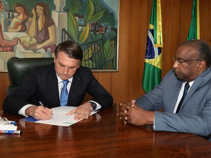 El presidente Jair Bolsonaro firma el nombramiento de Carlos Alberto Decotelli, exministro de Educación de Brasil.