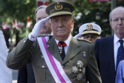 El Rey saluda en el acto central del Día de las Fuerzas Armadas.