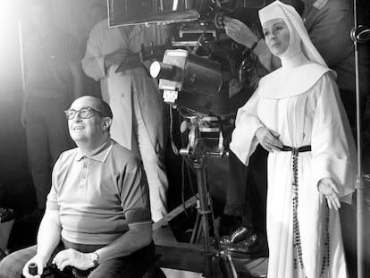 Debbie Reynolds vestida de monja durante el rodaje de la película 'La monja cantante' en 1965.